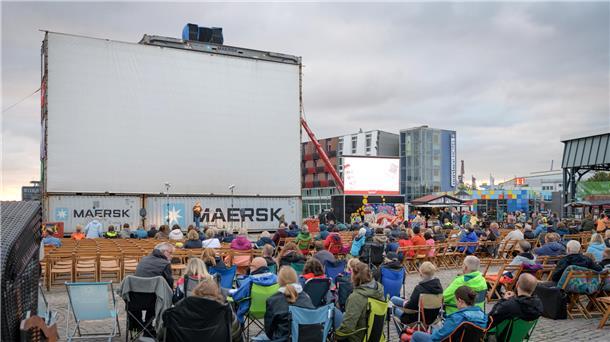 Rund 400 wetterfeste Filmfans rücken zum „Kino am Hafen“ im Fischereihafen an