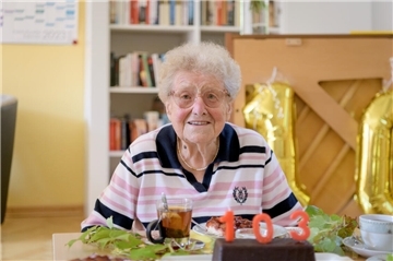 Gerda Borck feiert ihren 103. Geburtstag mit vielen Freunden und Familie in der Gemeindestube der Großen Kirche zu Bremerhaven.