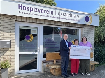 Die Steuerberater Sabine Rieß-Schäfer (rechts) und Jens Amelsberg überreichen ihre Spende an Edelgard Holze vom Hospizverein Loxstedt.