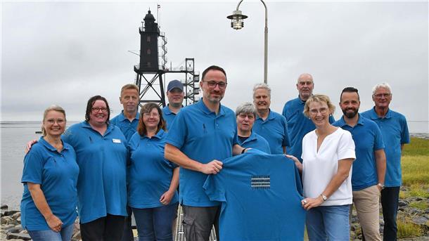 Förderverein Obereversand: Volksbank gibt 1.000 Euro für neue T-Shirts