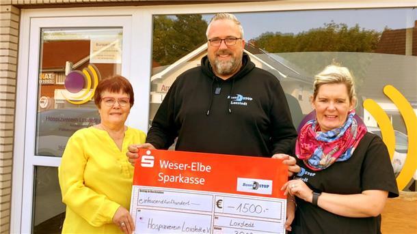Übergabe des großen Spendenschecks von Martin und Anna Falk an Edelgard Holze 