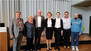 Nach dem ersten Podium rund um jüdische Selbstverständigung: Mircea Ionescu (Vorstand Menorah - Liberalen jüdischen Gemeinde Bremen/Bremerhaven), Irith Michelsohn (Vorsitzende Union Progressiver Juden in Deutschland), Torsten von Haaren (Stadtverordnetenvorstand Bremerhaven), Alina Treiger (Rabbinerin Oldenburg), Eli Kappo, Erik und Marcel Link (Keshet e.V.). 
