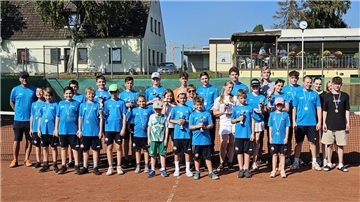 Sieger und Platzierte der Tennis-Vereinsmeisterschaften der Jugend des Langener TC mit Trainer Tim Hampf