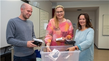 Es gibt rund 13.600 Euro für 30 digitale Notfall-Sets mit ipad-Ladegeräten, Powerbanks, Stiften und Kopfhörern für die Heinrich-Heine-Schule von Marc Dieckell und Sabrina Czak, die Schulleiterin Meike Ehler (Mitte) in Empfang nimmt.