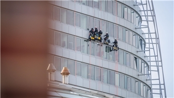 Industriekletterer reinigen die Scheiben am Atlantic Sail City Hotel