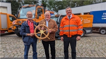  Stadtrat Bernd Schomaker (links) übergab das Steuer an seinen Nachfolger, den neuen Dezernenten für die Entsorgungsbetriebe Bremerhaven (EBB), Hans-Werner Busch.  Rechts: EBB-Vorstand Markus Kamps