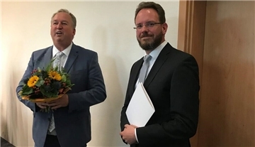 Cuxhavens Oberbürgermeister Uwe Santjer gratuliert Marcus Itjen zu seiner Berufung ins Amt des Ersten Stadtrats