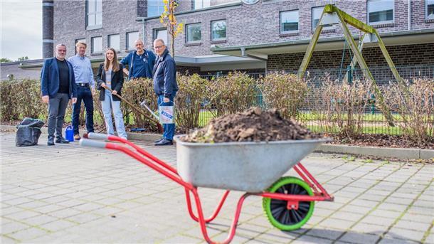 Baumpflanzaktion der "Partnerschaft Umwelt Unternehmen" im Im-Jaich Boardinghouse