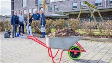 Baumpflanzaktion der "Partnerschaft Umwelt Unternehmen" im Im-Jaich Boardinghouse