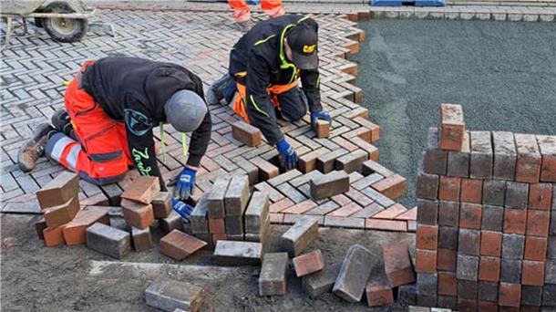 Mitarbeiter der Firma Stehnke Bauunternehmung aus Osterholz-Scharmbeck verlegen das Pflaster an der Piazza in Hagen neu. 