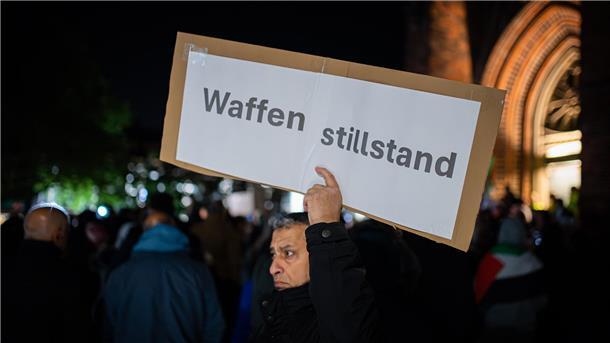 Bis zu 450 Menschen demonstrieren in Bremerhaven für den Frieden in Nahost
