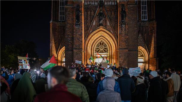 Bis zu 450 Menschen demonstrieren in Bremerhaven für den Frieden in Nahost