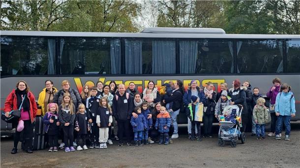 Rund 50 Teilnehmende bei der Urlaubsfahrt des Familienzentrums Grünhöfe in den Ferienpark Schloss Dankern