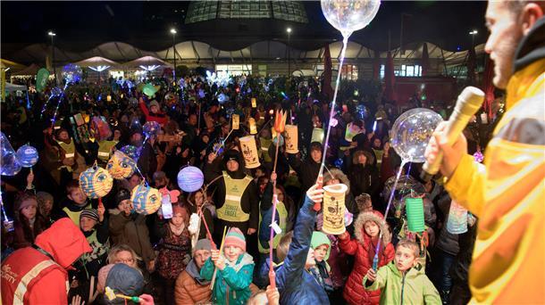 Rund 1000 Menschen laufen bei diesem Laternenumzug mit
