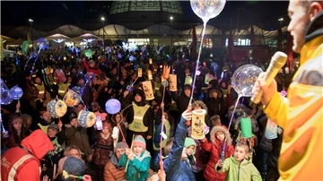 Rund 1000 Menschen laufen bei diesem Laternenumzug mit
