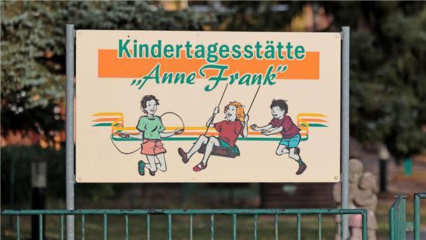 Ein Schild trägt die Aufschrift Kindertagesstätte "Anne Frank"