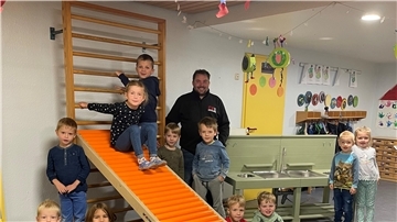Selsinger Firma beschenkt Haaßeler Kindergarten