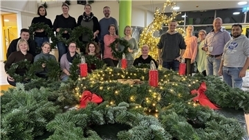 Eltern basteln Weihnachtskränze für Grundschule