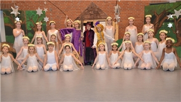 Kinder in Ballettkostümen mit Sternen