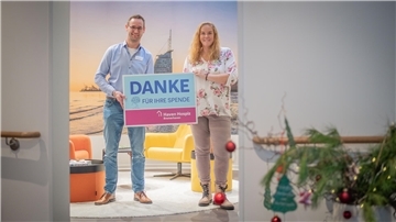 Spendenübergabe an das Bremerhavener Hospiz: Leiter Thorsten Stucke bedankt sich bei  Romina Lütje.