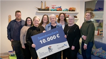 Einen Spendenscheck von 10.000 Euro übergibt Alexandra Prowoll an Sigrid Jahns und das Team des Kinderschutzbund Bremerhaven