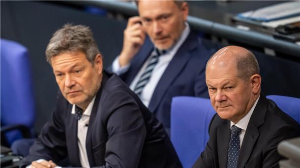 Bundeskanzler Olaf Scholz (SPD), Vizekanzler Robert Habeck (Grüne) und Finanzminister Christian LInder (FDP) haben offenbar noch keine Einigung darüber erzielt, woher die fehlenden 17 Milliarden Euro für den Bundeshaushalt 2024 kommen sollen. 