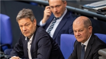 Bundeskanzler Olaf Scholz (SPD), Vizekanzler Robert Habeck (Grüne) und Finanzminister Christian LInder (FDP) haben offenbar noch keine Einigung darüber erzielt, woher die fehlenden 17 Milliarden Euro für den Bundeshaushalt 2024 kommen sollen. 