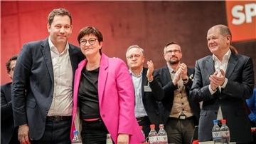Nach ihrer Wiederwahl lassen sich die beiden SPD-Vorsitzenden Lars Klingbeil und Saskia Esken von ihren Genossen feiern, darunter auch Bundeskanzler Olaf Scholz.