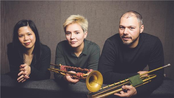 Das Foto zeigt die Musiker. 