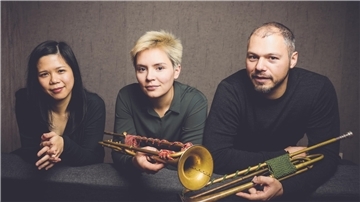 Das Foto zeigt die Musiker. 