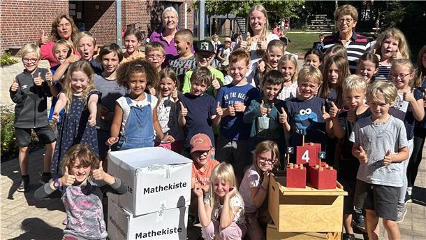 Schüler freuen sich über die Mathe-Kisten