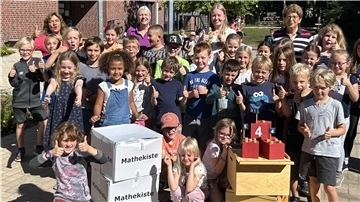 Schüler freuen sich über die Mathe-Kisten