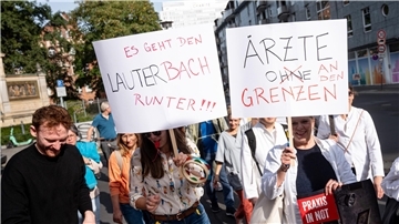 Ärzte demonstrieren gegen übermäßige Belastung und überbordende Bürokratie.
