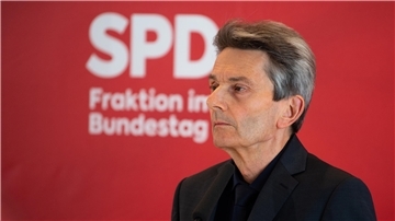 SPD-Fraktionschef Rolf Mützenich hat die Vorschläge der SPD zur Reform der Schuldenbremse vorgestellt.  