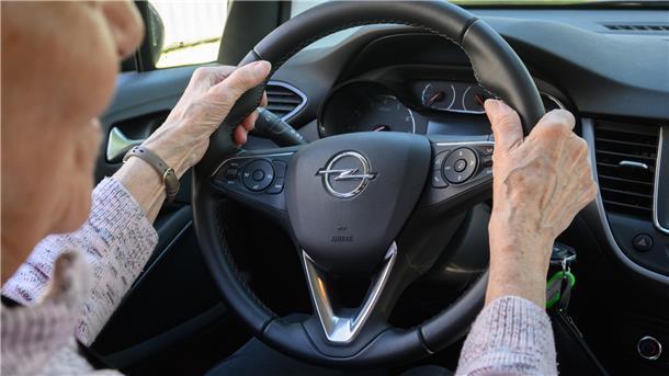 Müssen ältere Menschen regelmäßig zu Fahrtests oder Medizinchecks? Darüber wird aktuell diskutiert..
