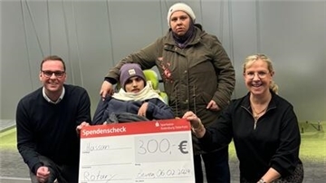 Das Foto zeigt die Gewinnerin des Hauptgewinnes des Rotarykalenders, Tamara Hassan, mit ihrem Vater und Dr. Beißenhirtz von den Rotariern.