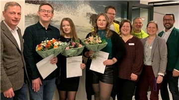 Drei Pflegefachkräfte erhalten Fresenius Ausbildungspreis