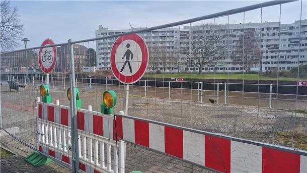 Gesperrte Geestekajen: Bauzäune werden ersetzt Bauzaun versperrt den Zugang zu einer Kaje entlang der Geeste