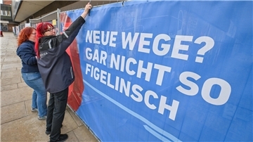 Neue Hingucker: Die Bauzaun-Banner bei Karstadt sind da