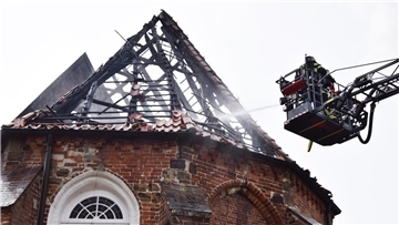 Die Arp-Schnitger-Taufkirche in Golzwarden brennt