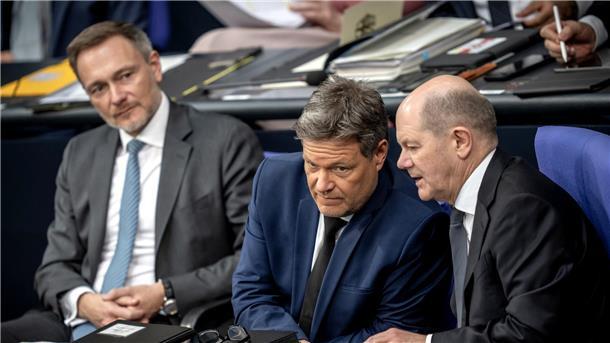 Der Männer sitzen im Bundestag nebeneinander
