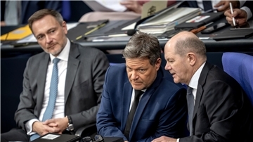 Der Männer sitzen im Bundestag nebeneinander