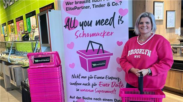 Frau mit rosafarbenem Einkaufskorb