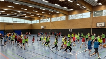 Die Gruppe, die für die DRK Familienhilfe im Kreis Bremervörde kämpfte errang den ersten Preis, zweiter Turniersieger wurden die Schülerinnen und Schüler des Freibettfonds des Rotenburger Klinikums. Die Schüler der Gruppe für den Nabu Kreisverband Bremervörde erkämpften den dritten Rang und die Kinder für den Kinderschutzbund OV Zeven erhielten den 4. Platz. Insgesamt eine gute Stimmung, ein sehr zufriedener Organisator Jan Zimmermann vom Kiwanis Club Oste-Wümme, engagierte Lehrerinnen und Lehre