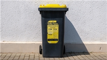 Eine gelbe Tonne.