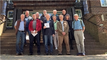 50 Jahre danach: Gruppenbild vor der Humboldtschule
