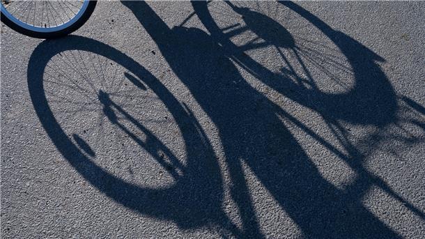 Ein Schattenbild mit Fahrrad