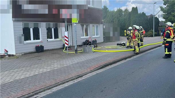 Feuerwehr löscht Brand in Imbiss in Jaderberg