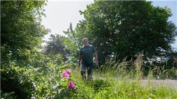 Wildkräuterexperte Dirk Schwerdts aus Cappel auf einer seiner Touren in der Gemeinde Wurster Nordseeküste.