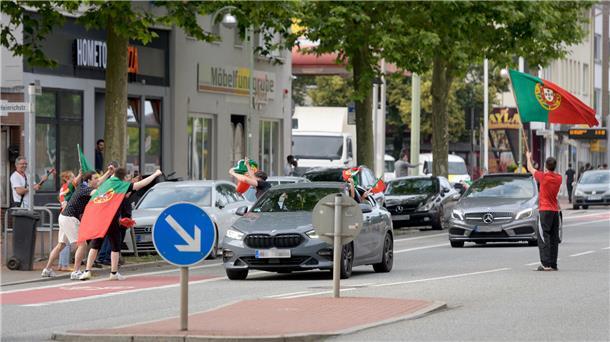 Portugiesen feiern Sieg mit Autokorso in Bremerhaven 
